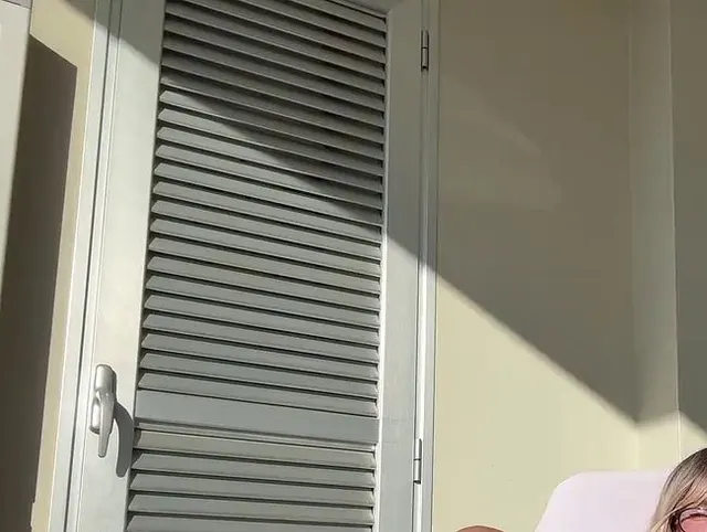 Monsterdildo in der Muschi auf einem öffentlichen Balkon