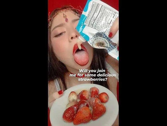Möchtest du dich mit mir vergnügen, während wir köstliche Erdbeeren genießen? (Ohne ton)