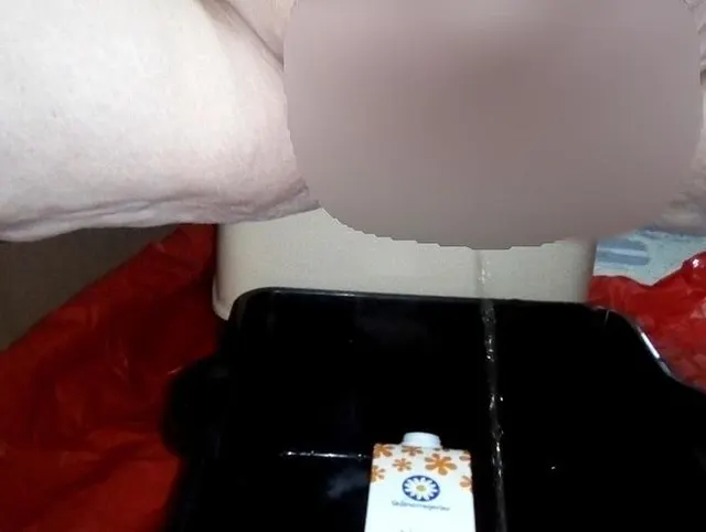 Jen pinkelt auf eine Milchkiste