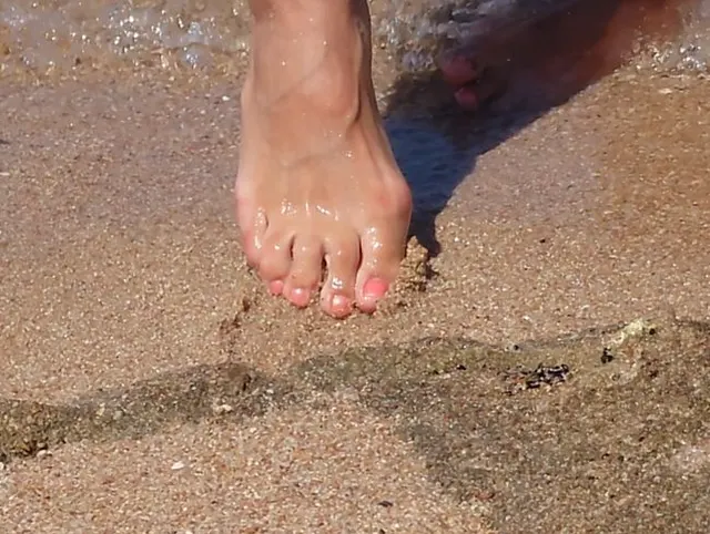 Meine kleinen Füße mit lackierte Nagel im Meer