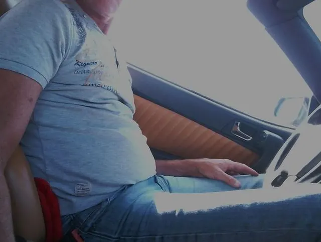 Während der Fahrt im Auto gepisst