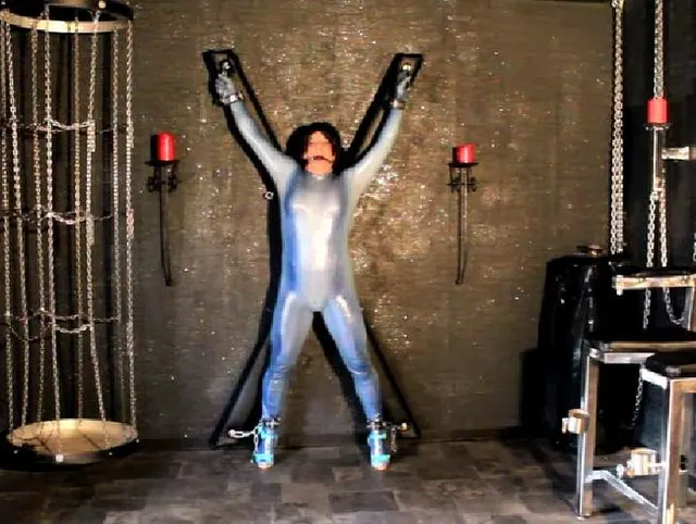 Im Holo-Zentai am Kreuz