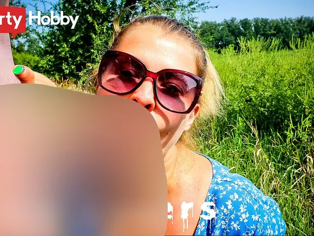 Bester sabbernder Blowjob in der Natur, Sperma auf Gesicht und Mund, Sperma-Gesichtsbehandlung, sexy