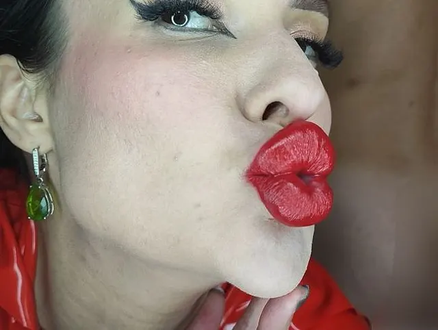 Devilish Lady hinterlässt viele Kussspuren auf dem Mann und lacht
