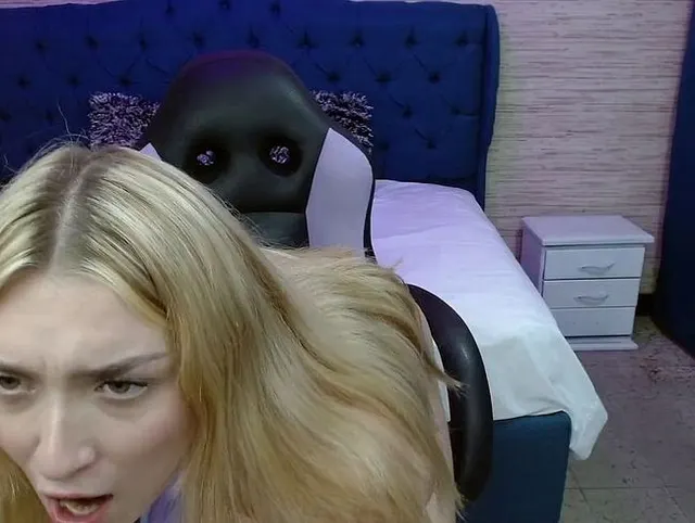 Intime Session mit einem blonden Mädchen in zarter heller Dessous