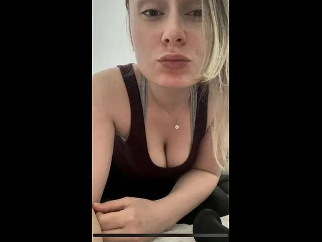 Geiler Teen besorgt es sich mit dildo und Vibrator