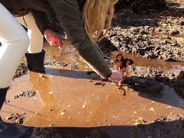 Gummistiefel Crushing-weitere Püppchen im Matsch - sehr schlammig