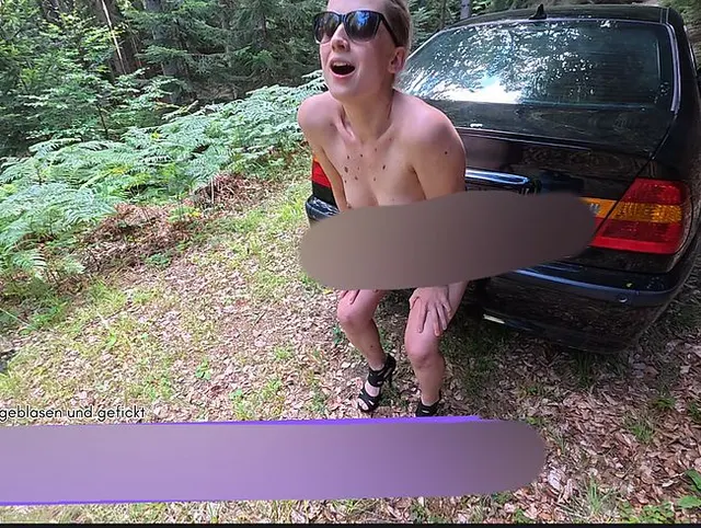 Masturbieren im Wald – nackt in High Heels Dildo Deepthroat Blowjob und Ficken am Auto