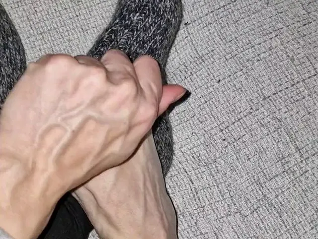 Füße und gestrickte Wollsocken