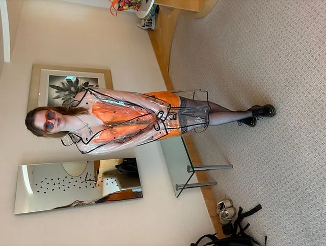 Das süße Mädchen von nebenan, Skylar Sweet, wird in einem orangefarbenen Plastikdress gefickt
