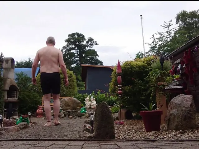 Dicker Mann im Vorgarten 3 ** Genital ** (Kein Ton)