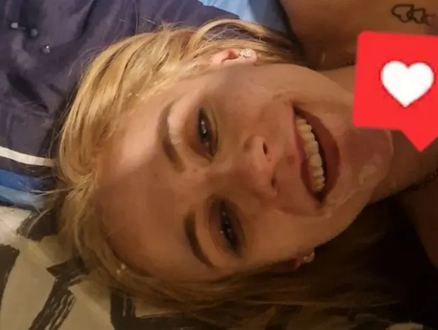 Bonnie bekommt ihre pussy bis zum Orgasmus gefickt und sperma auf ihr hübsches Gesicht