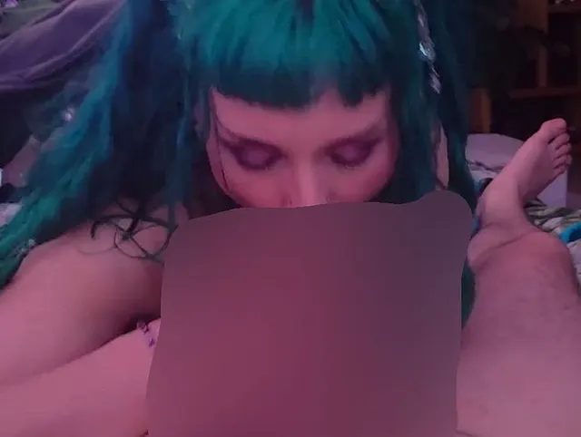 BLOWJOB mit GESPALTENER ZUNGE!!! Blauhaariges GOTHGIRL verwöhnt großen Schwanz!