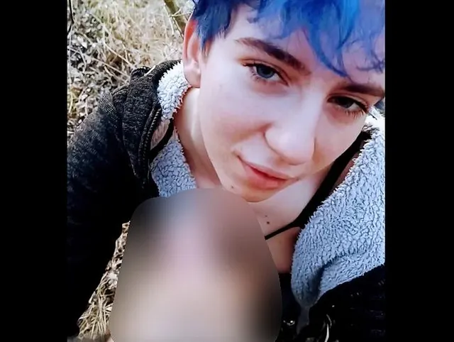 goth girl gibt outdoor blowjob mit facial