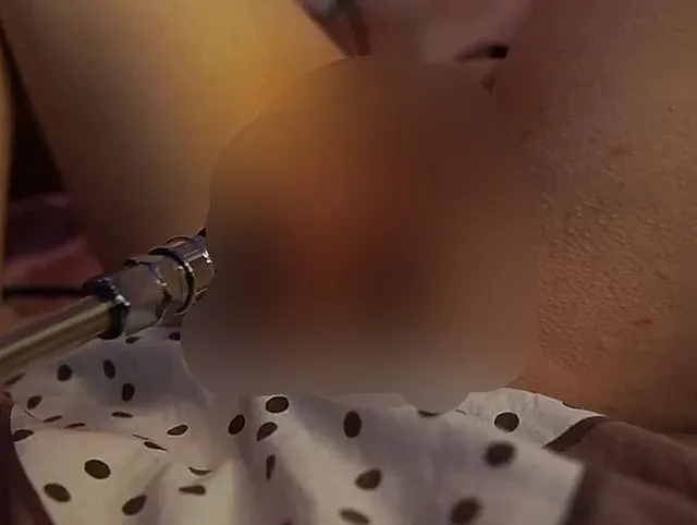 Mädchen masturbiert und fickt sich mit Sexmaschine bis zum Orgasmus