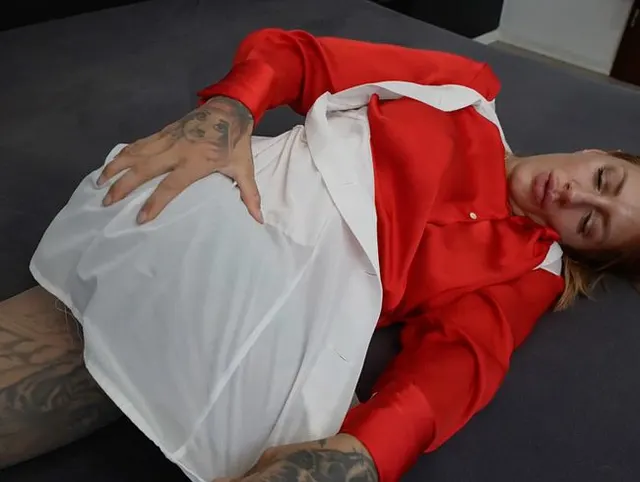 Extrem geil gestreichelt in meiner rot glänzenden Satin Bluse Kittel und Strumpfhose