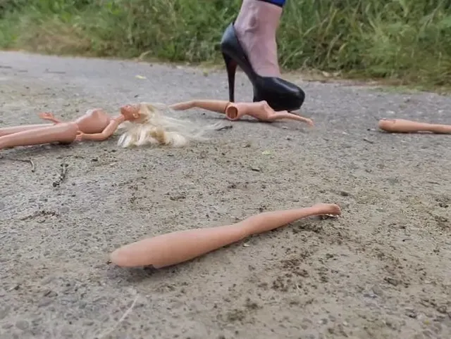 blonde Puppen auf der Straße - ich liebe es zu zerstören