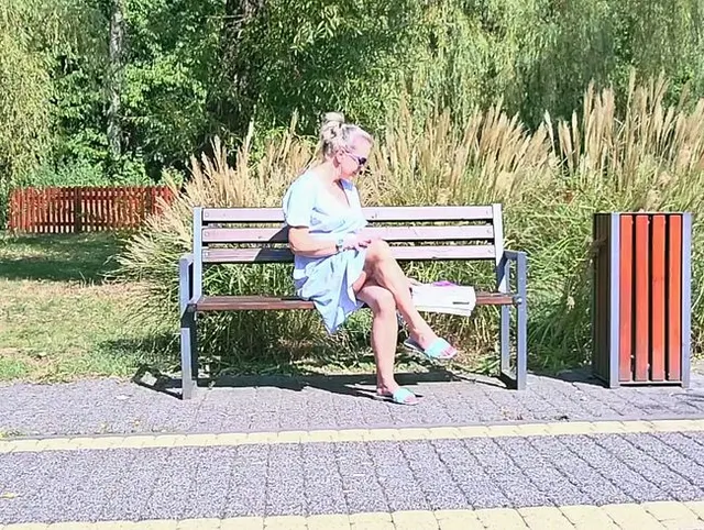 Entspanne dich auf der Bank (diskrete Masturbation)