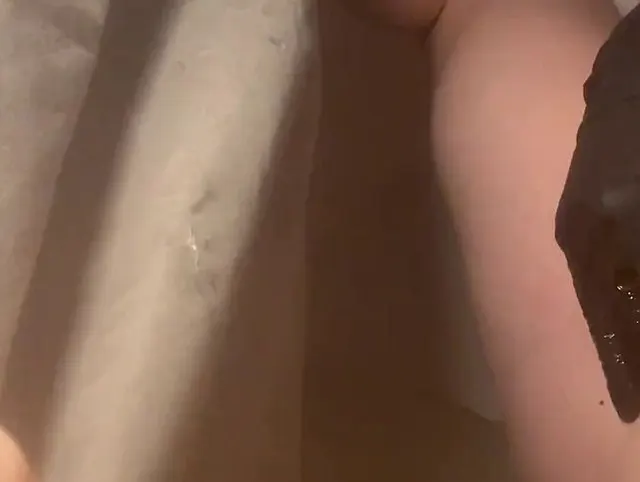 Mit Dildo und Plug… bis die Pisse rausspritzt!