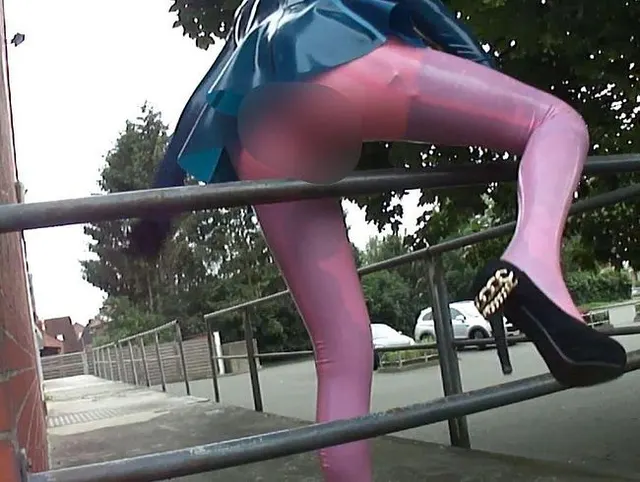 Schwere durchbohrte verstopfte Latexpuppe in rosa Leggings und blauer Jacke geht und fickt in der Stadt Teil 2