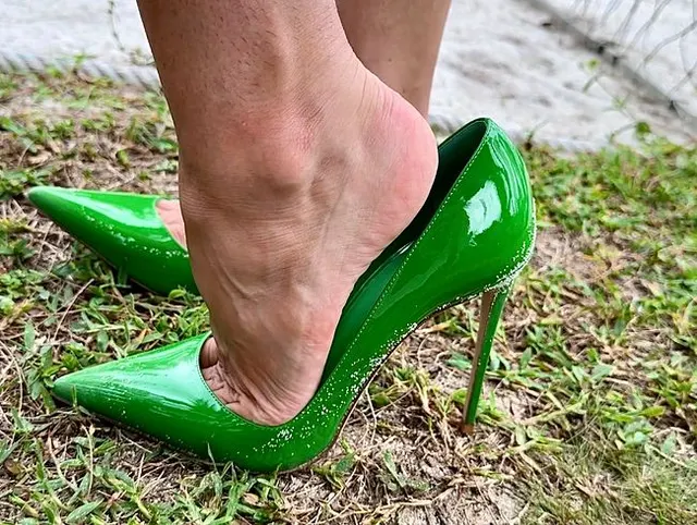 Neue klassische Stiletto High Heels, 12 cm Absätze an mir und im Sand und Garten, Gras, Straße