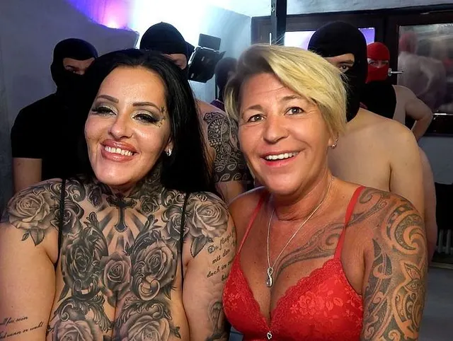 ASHLEY UND JENNY | BRAUCHEN SPERMA beim AO-GangBang