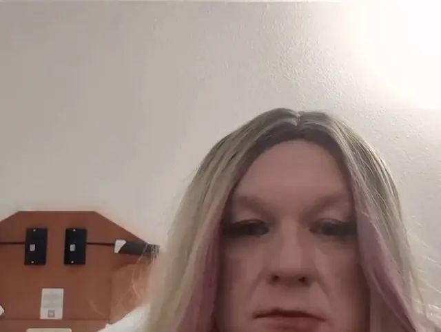 Sissy legt KG an und führt sich einen Plug ein
