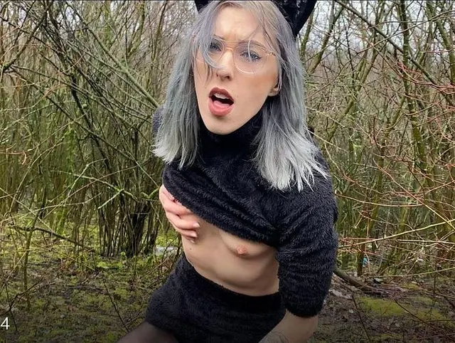 PREVIEW Kleines Kätzchen im Park mit Dildo erwischt