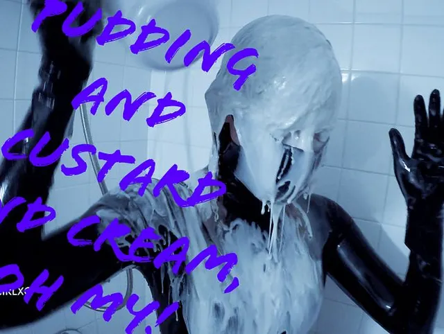 Essen spritzen - GoodGirlxc bekommt ihren glänzenden schwarzen Latex-Catsuit mit Pudding voll
