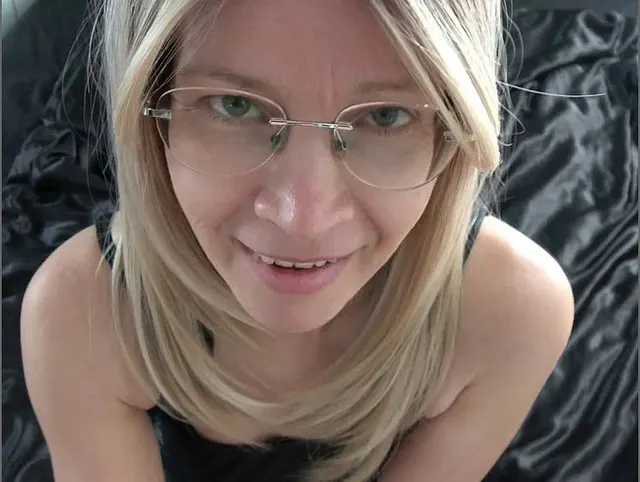 Cumshot von der behaarten Pussy wegwischen