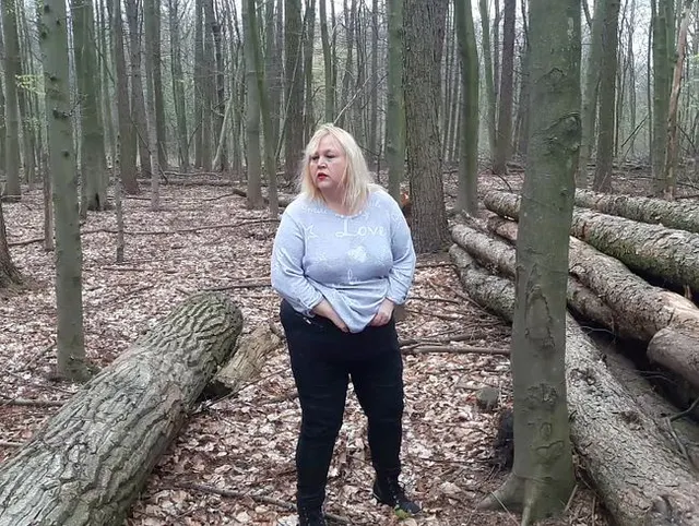 abpissen im Wald