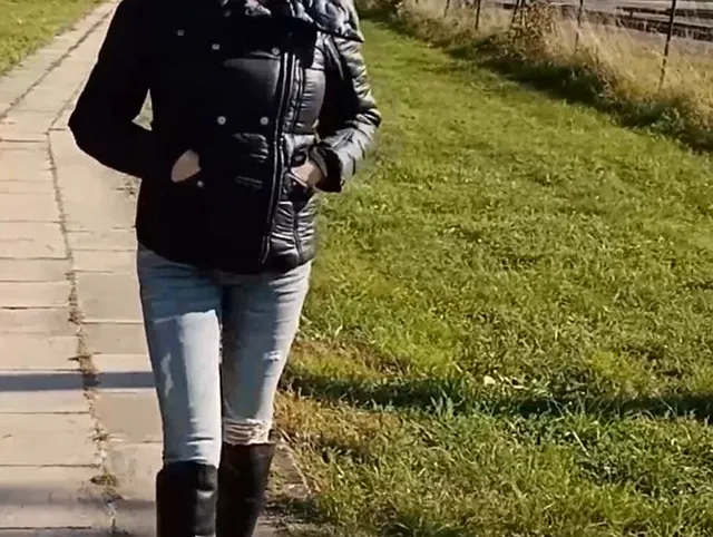 Am Bahnhof in Jeans pissing