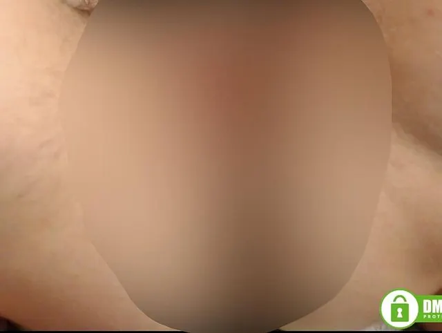 Wo schaust du dir an, wenn Rothaarige haarige Muschi mit Spielzeug ficken und spritzen?