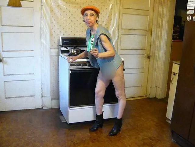 Sexy geölter Mechaniker, der eine Kochmaschine einölt