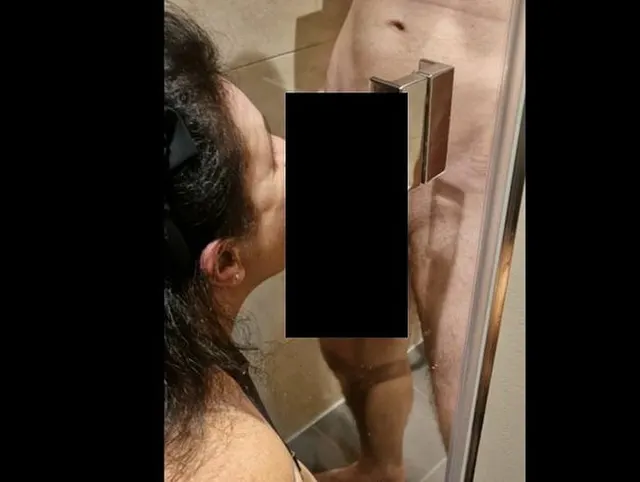 Geile Leckpiele in der Duschkabine hinter Glas