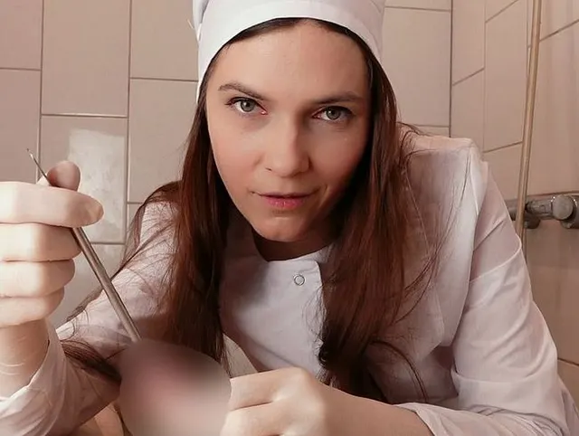 Kinky Krankenschwester bietet Sondierung, Prostata-Massage und Handjob aus der Ich-Perspektive