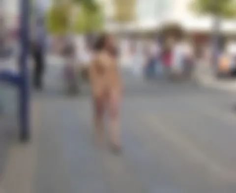 Nackt in der Fussgängerzone