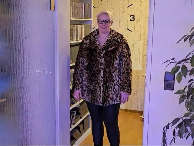 CFNM im Pelzmantel