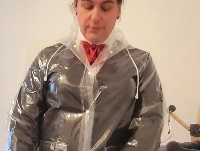 Schulmädchen in transparenten Regenmantel