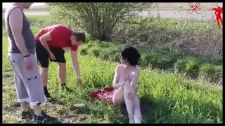 Beim Sonnenbaden auf dem Feld vom Bauer und Geselle erwischt