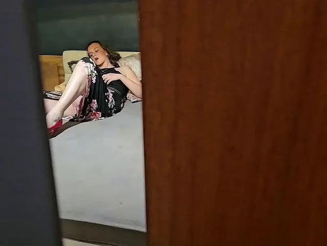 Ich habe meine Stiefschwester erwischt !!! Ihr erstes mal im Bett von meinem Stiefvater !!