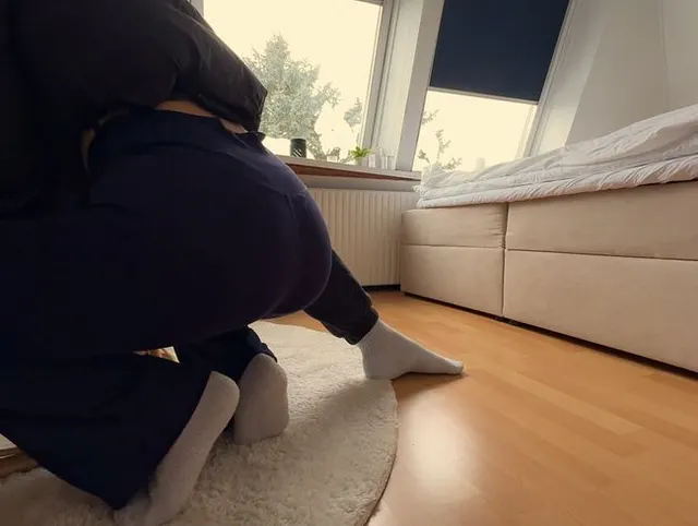 Ich spritze auf ihre Jacke und fick sie dann weiter