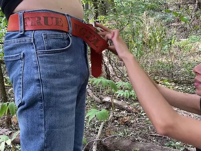 Sinnlicher Deepthroat mit langer Zunge im Wald