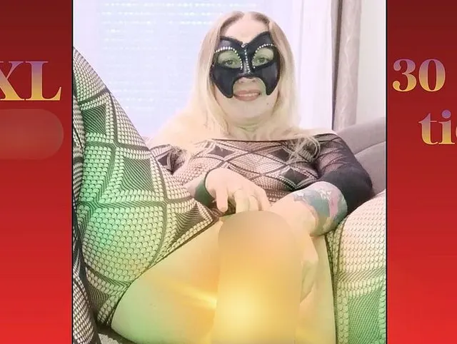 XXL 30 cm Dildo tief in mein feuchtes Loch führt zur geilem Orgasmus