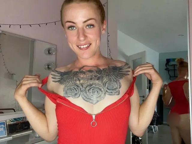 Wenn das meine Nachbarn sehen!! Ich zeig mich nackt im Internet!!