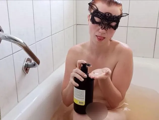 Komm mit mir in die Badewanne und schau mir zu wie ich mich ordentlich für Dich einseife!