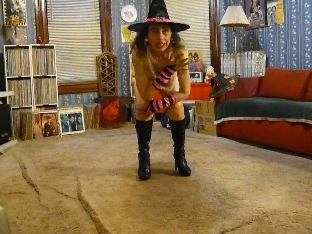 Dieses Halloween mit meinen Händen in Handschuhen zu spielen