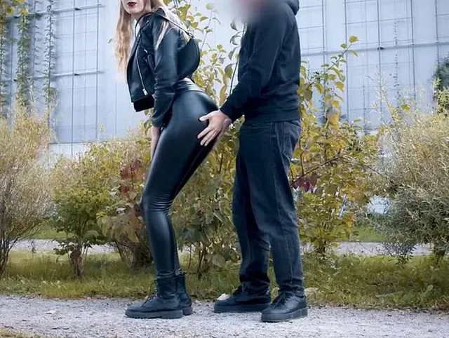 Er spritzt auf meine Latexleggins in der Öffentlichkeit! - clothedpleasures