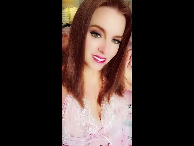 Beginnen Sie Ihr Wochenende mit der sexy, vollbusigen MILF Nikki. TGIF!