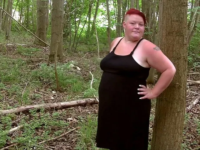 Bitch, mit Doppeldildo im Wald Gevögelt 1